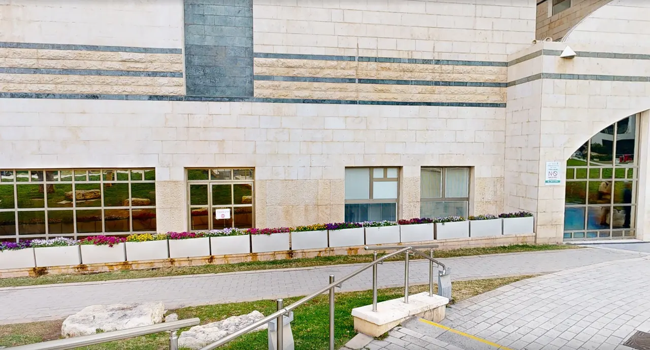 An entrance to a Beilinson building with a path and handrail, as seen in the digital twin